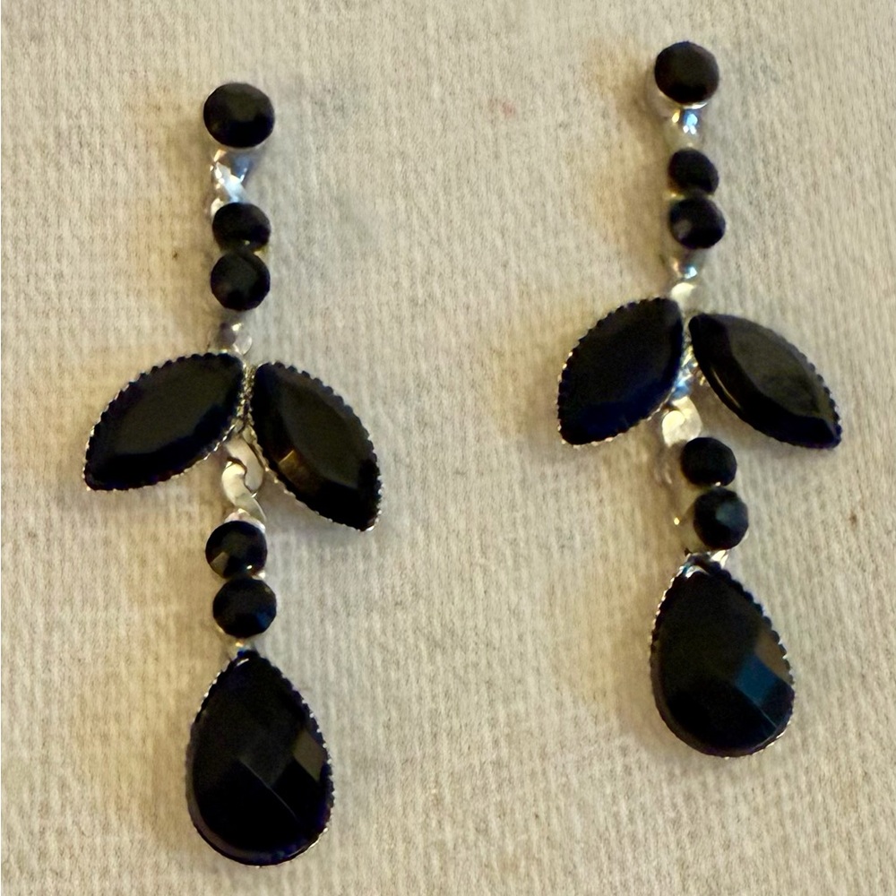 NWOT Chic Black Leaf Necklace and Earring Set - Picture 3 of 3